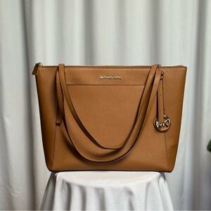 Michael Kors Leather Handbag. Large size. Camel color. Multiple pockets.